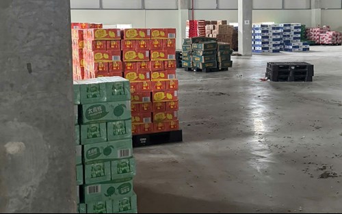 Thùng carton đồ uống nhập khẩu đang trong kho